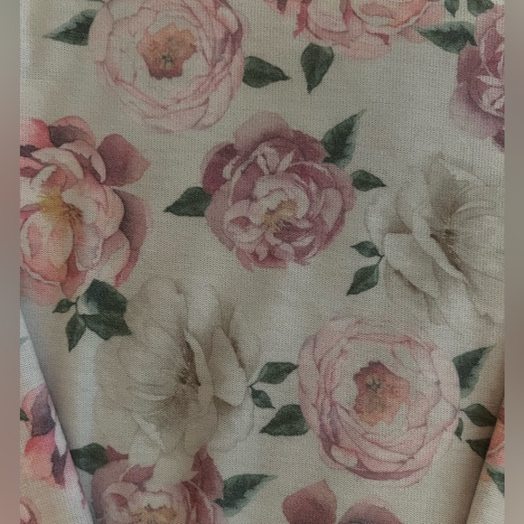 NWOT Chaser sweatshirt with roses size medium - Picture 4 of 4